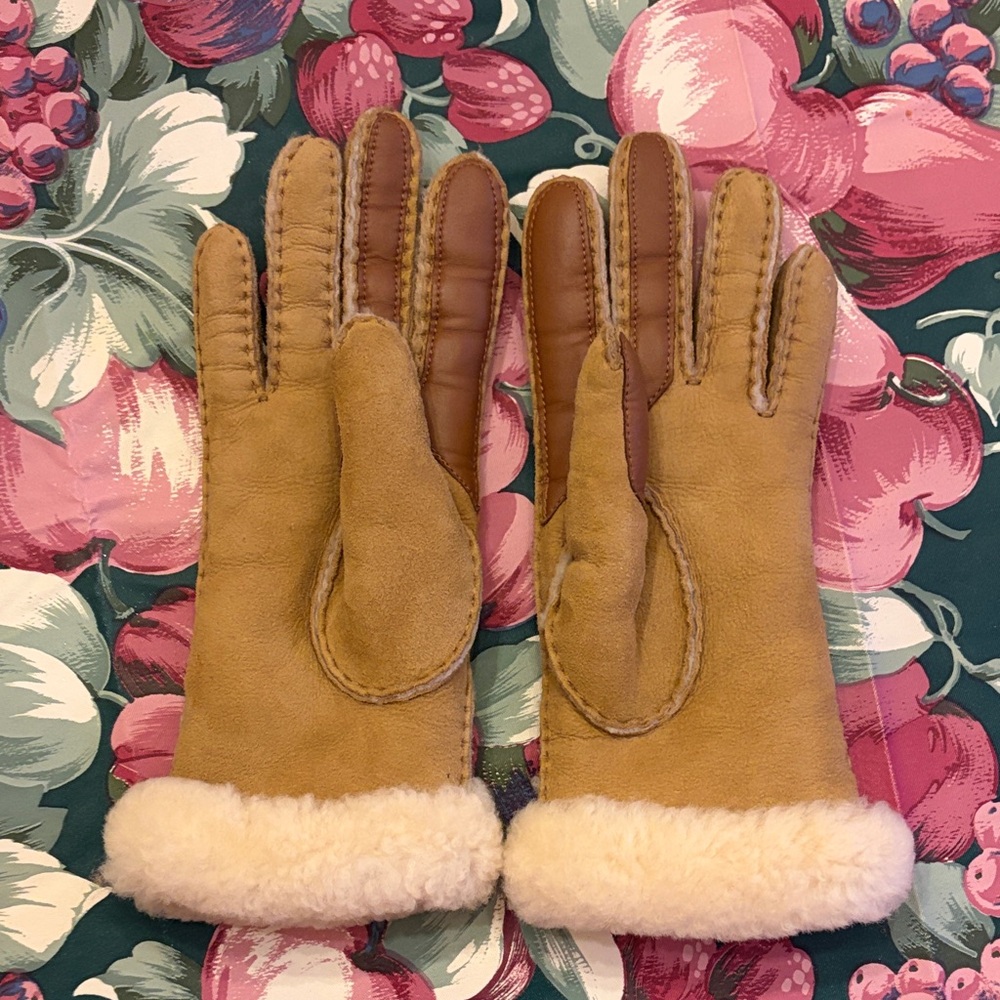 UGG Sheepskin Seamed Tech Tan Shearling Lined Gloves - Picture 7 of 8